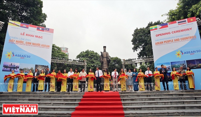 https://vietexplorer.com - “ASEAN People and Countries” Photo Exhibition