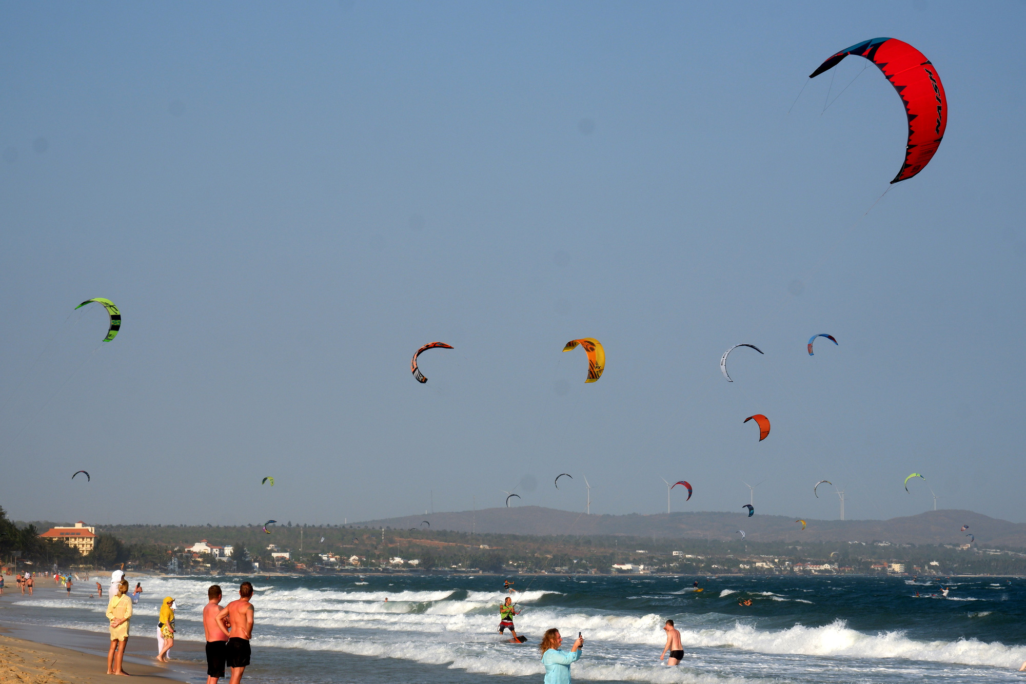 Vietexplorer.com - Kite surfers crowd beach in Binh Thuan, Vietnam’s COVID-19 epicenter