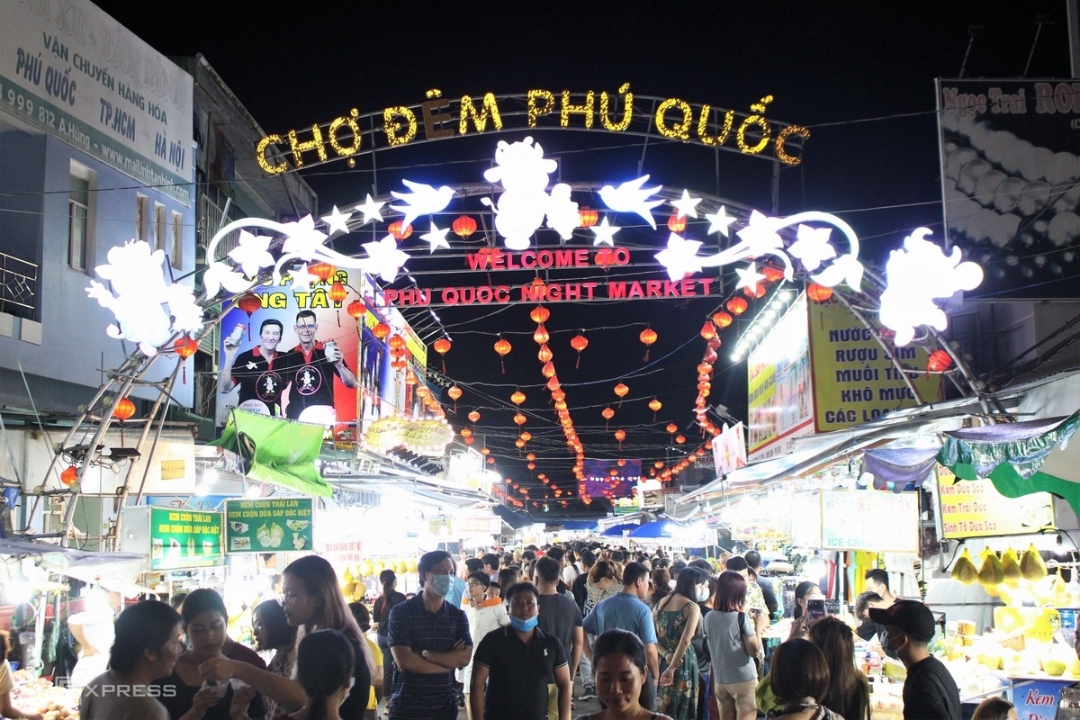 Vietexplorer.com - Food paradise in Phu Quoc’s biggest night market