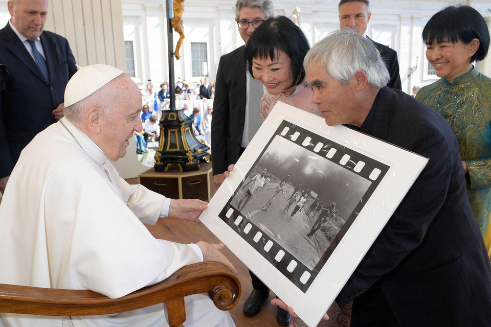 Vietexplorer.com - Vietnamese photographer gives pope famous 'Napalm ...