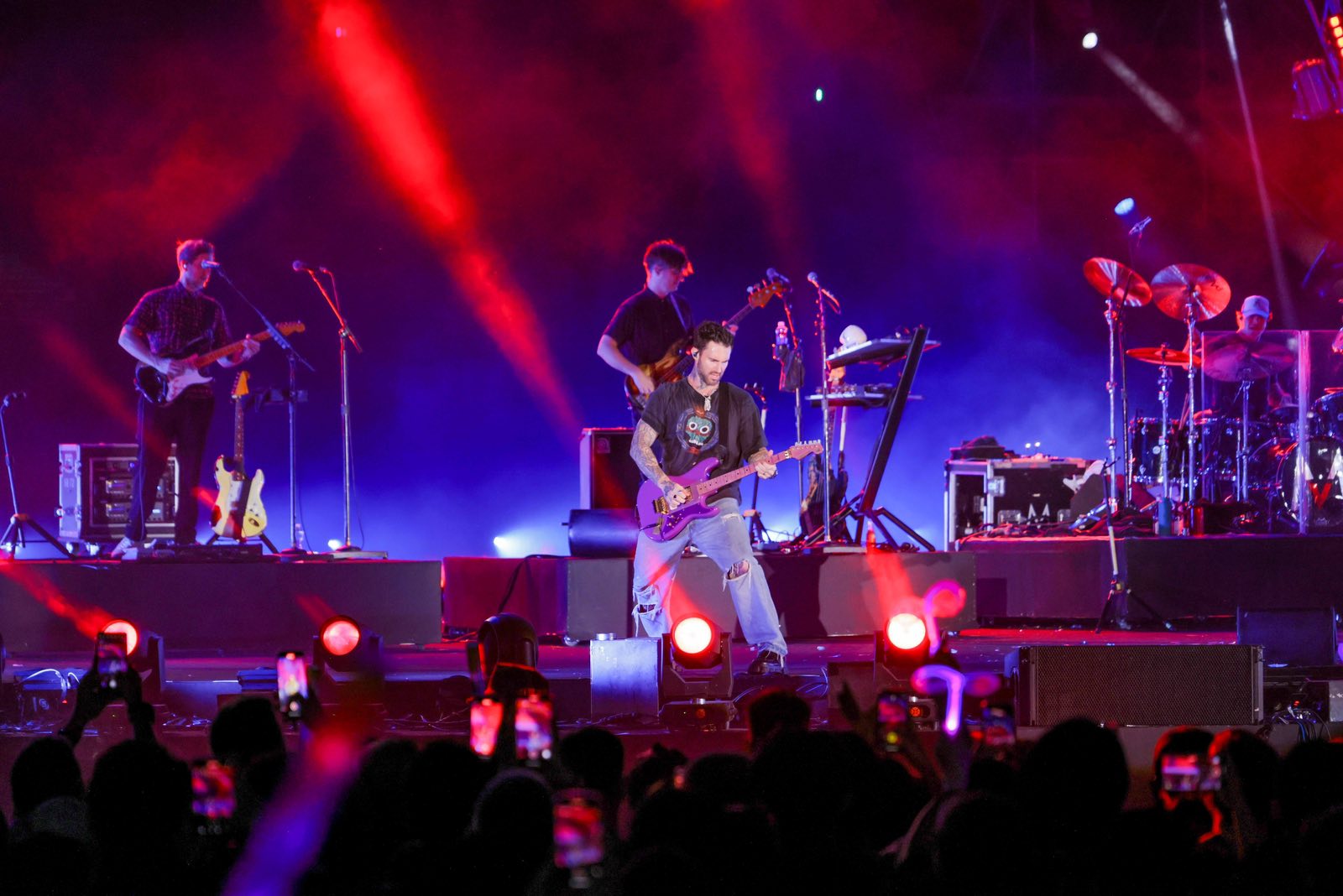 Vietexplorer.com - Maroon 5 Impresses The Crowd At 8wonder Winter 