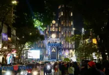 Christmas Eve Celebrations Draw Festive Crowds to Hanoi’s Central Streets