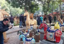 “Horses in the City” Exhibition Showcases Vietnam’s Resilient Spirit in the Lead-Up to Tet